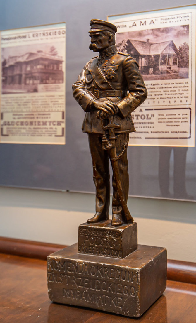 Ramūno Guigos nuotr. / Aukcione įsigyta J.Pilsudskio skulptūrėlė, kadaise teikta Lenkijos šauliams