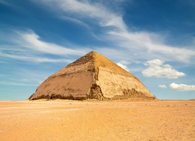 123RF.com nuotr. / Lenktoji piramidė 