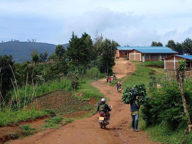 Asmeninio archyvo nuotr. / Justinas Navikas važiuoja motociklu, Ruanda