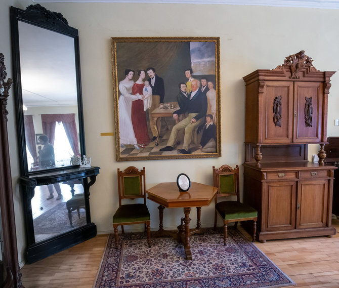 Ramūno Guigos nuotr. / Muziejuje eksponuojama Gruževskių šeimos paveikslo kopija, originalas kabo Chaimo Frenkelio viloje Šiauliuose 