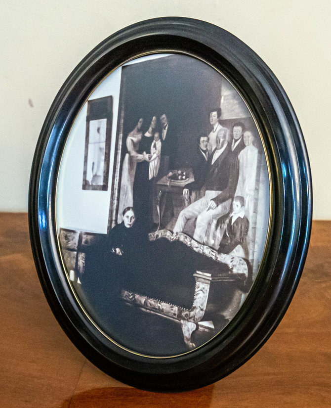 Ramūno Guigos nuotr. / Nuotraukoje, kurią muziejui atidavė dvare tarnavusi moteris, – paskutinė dvaro savininkė Gabrielė Gruževskienė. Už jos – šeimos paveikslas