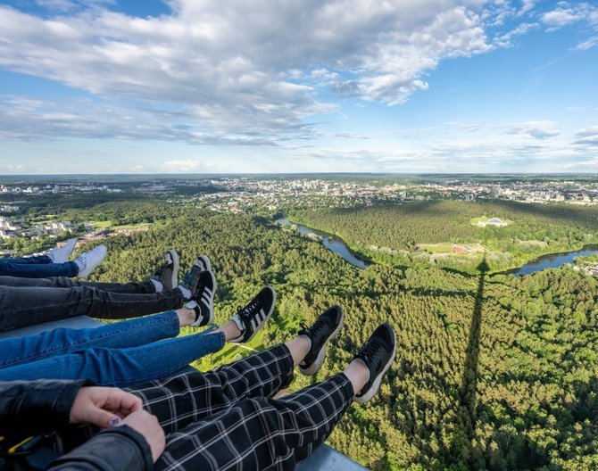 telecentras.lt nuotr. / Pasivaikščiojimas Vilniaus TV bokšto apžvalgos terasos pakraščiu 170 m aukštyje