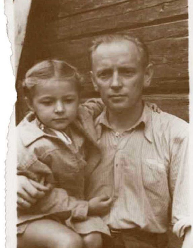 Asmeninio archyvo nuotr./Adolfas Ramanauskas-Vanagas su dukra Auksute