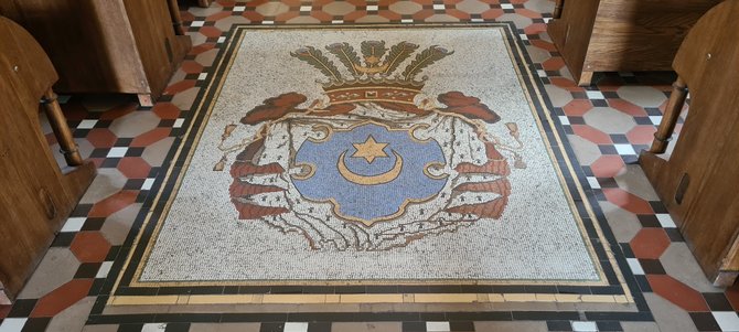 KPD, Jūratės Mičiulienės nuotr. / Vos įžengus pro duris – išlikusi autentiška mozaika – Tiškevičių giminės herbas, naudojamas nuo XVI a.