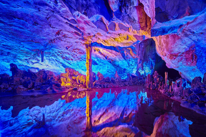 Foto 123RF.com.  / Grotta del flauto di canna (Ludi), Cina