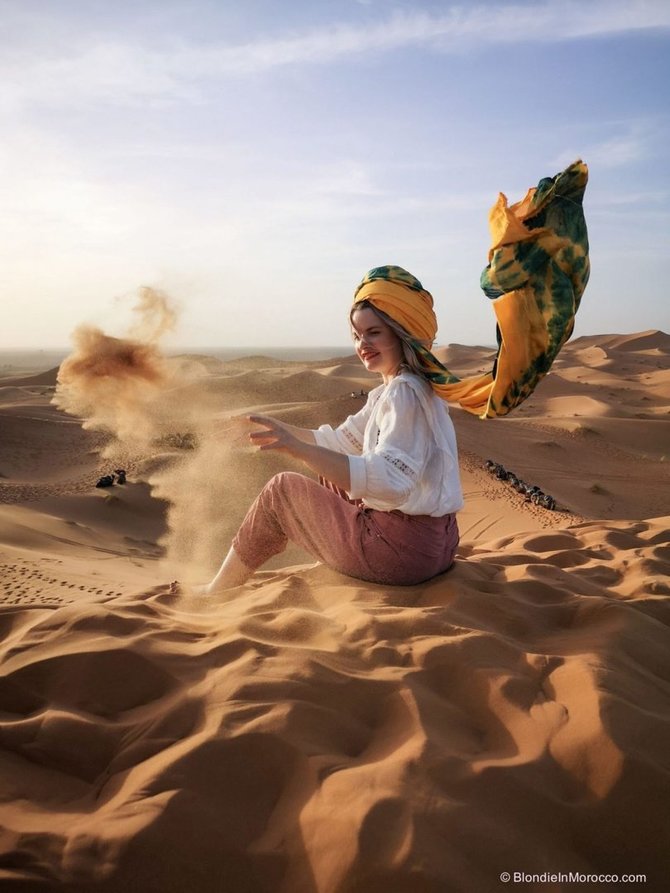 Rasos Barčaitės, „Blondinė Maroke“ nuotr. / Didelė skara pravers ne tik saugantis nuo saulės, bet ir apsidengiant pečius mieste ar jojant ant kupranugario dykumoje