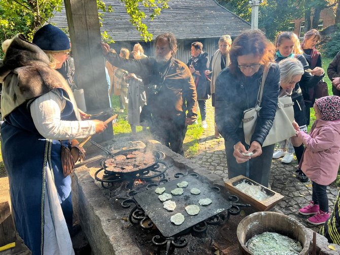 Klaipėdos rajono turizmo informacijos centro nuotr. / Vikingų laikotarpio patiekalų degustacija