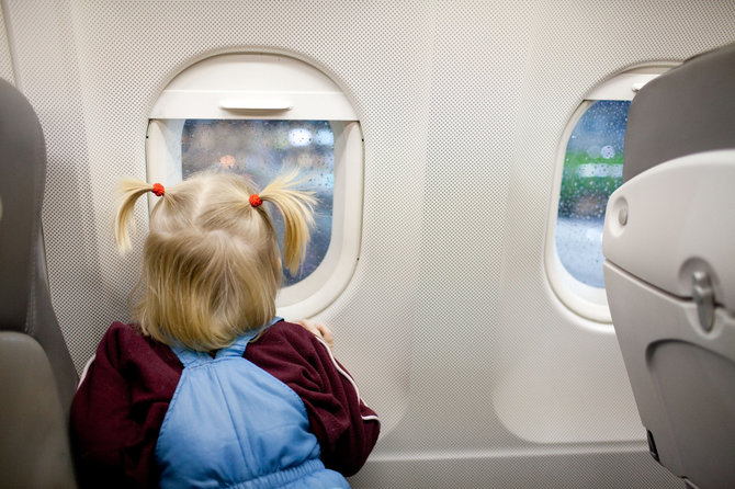 123RF.com nuotr. / Mažas vaikas lėktuve