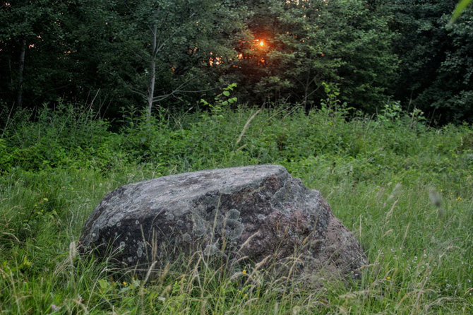 Deniso Nikitenkos nuotr. / Rudens lygiadienį saulė patekėjo būtent virš tų akmenų (nesimto, užstoja žolės), kurie ir žymi šį gamtos virsmą. Reikia žiūrėti tiesia linija nuo didžiojo akmens į du azimutinius. Ten pat ji teka ir per pavasario lygiadienį
