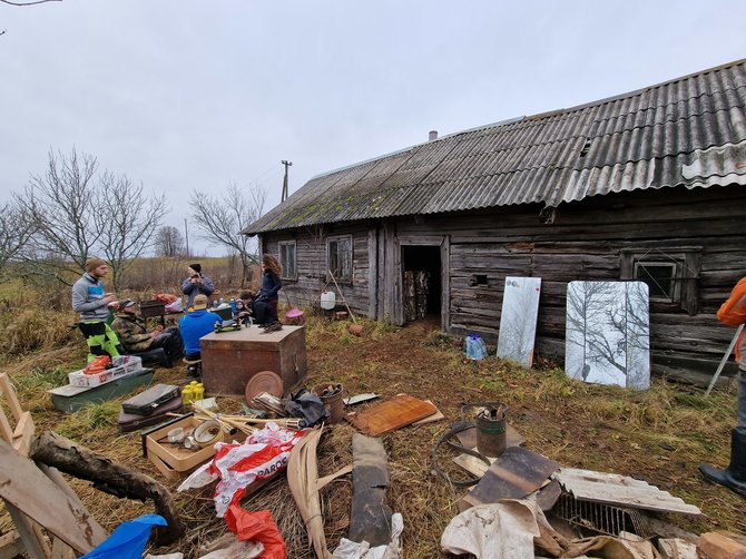 „Keliautojų nameliai“ nuotr. / Pirmojo namelio tvarkymo darbai