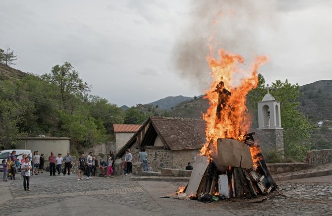 Pranešimo autorių nuotr. / Kipre per Velykas deginami didžiuliai laužai