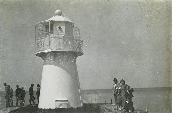 Okupacijų ir laisvės kovų muziejaus arch. nuotr. / Tikra ikona, fenomenas. Prie Baltojo švyturio buvo kone privaloma įsiamžinti. 1933 m. nuotrauka