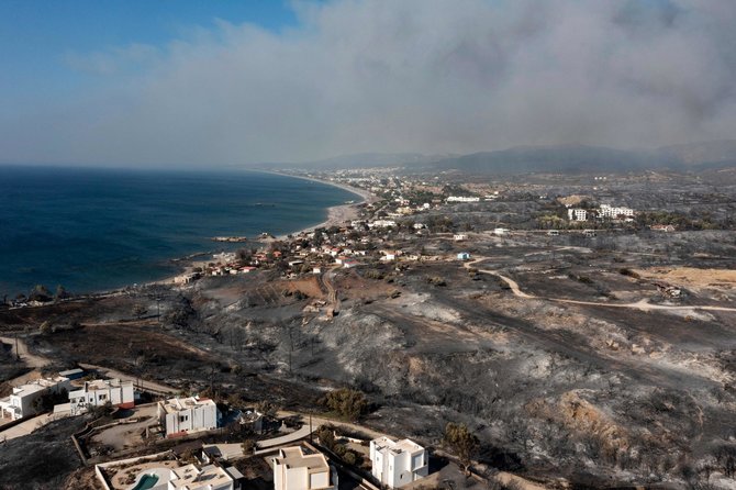 AFP/„Scanpix“ nuotr. / Gaisras Rodo saloje