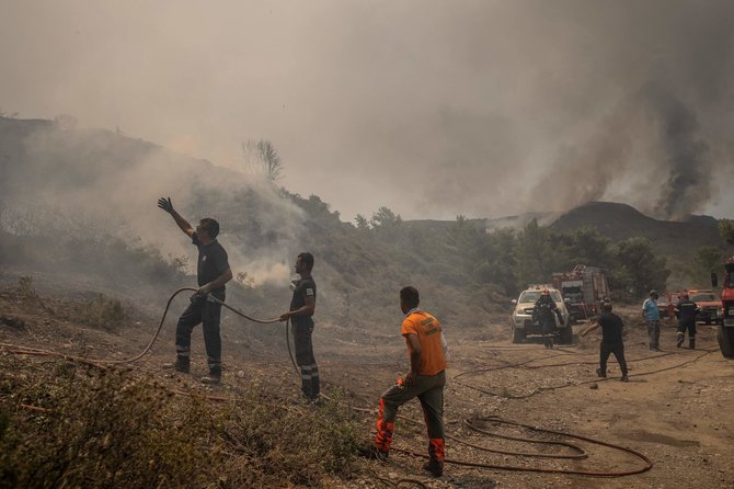 AFP/„Scanpix“ nuotr./Rodo salą kamuoja gaisrai