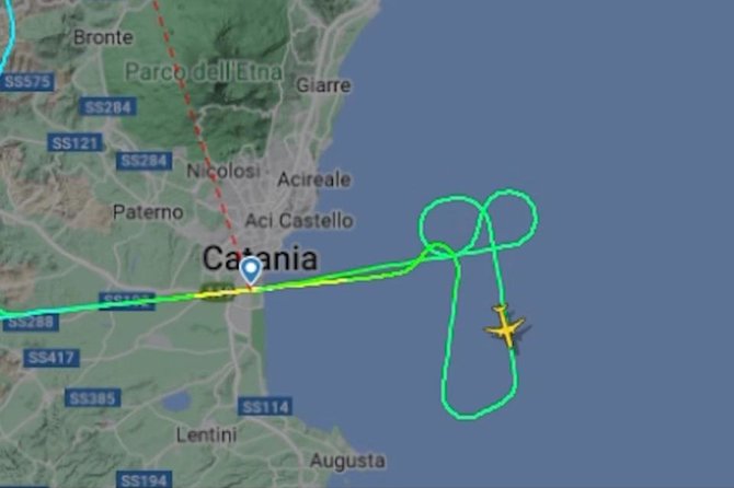 „FlightRadar24“ nuotr. / Pilotas „netyčia“ danguje nupiešė penio figūrą