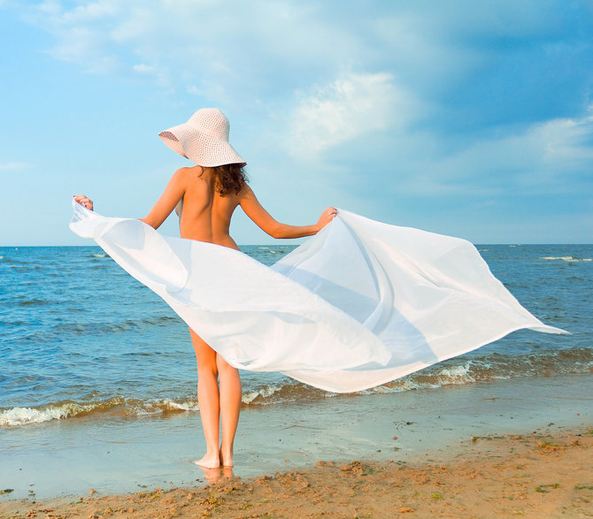 Shutterstock nuotr. / Moteris paplūdimyje
