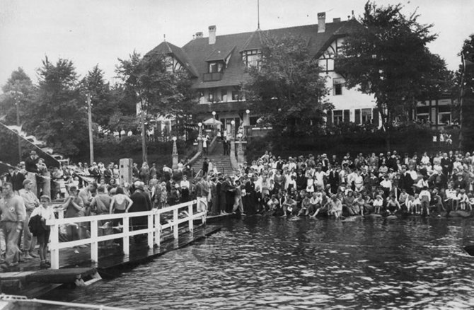 MLIM archyvų nuotr. / Lietuvai prijungus Klaipėdos kraštą Smiltynės kurhauzas dar labiau pražydo. Pirmosios Jūros dienos Klaipėdoje 1934 m. akimirka