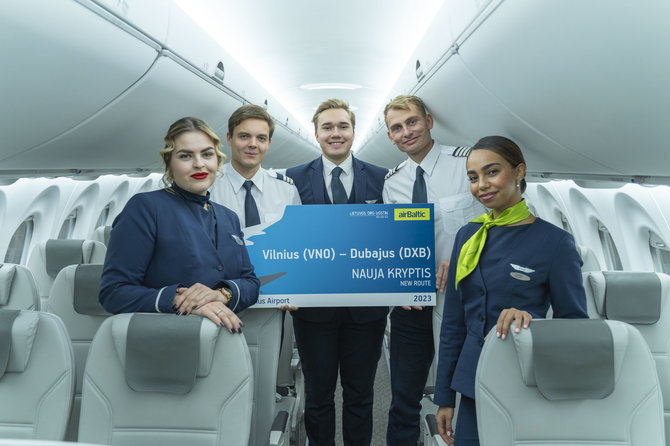 „Air Baltic“ nuotr. / Pirmojo skrydžio iš Vilniaus į Dubajų įgulos nariai