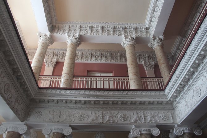 Arūno Giraičio / KPD nuotr. / Astravo rūmų interjeras puošnus, dekoruotas kolonomis, gipsatūromis, reljefiniais lipdiniais