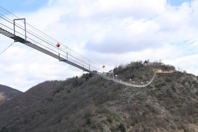ZUMAPRESS / Scanpix nuotr. / Umbrijoje (Italija) atidarytas pėsčiųjų tiltas yra aukščiausias tokio tipo tiltas Europoje