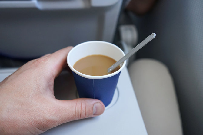 Shutterstock nuotr. / Kava lėktuve