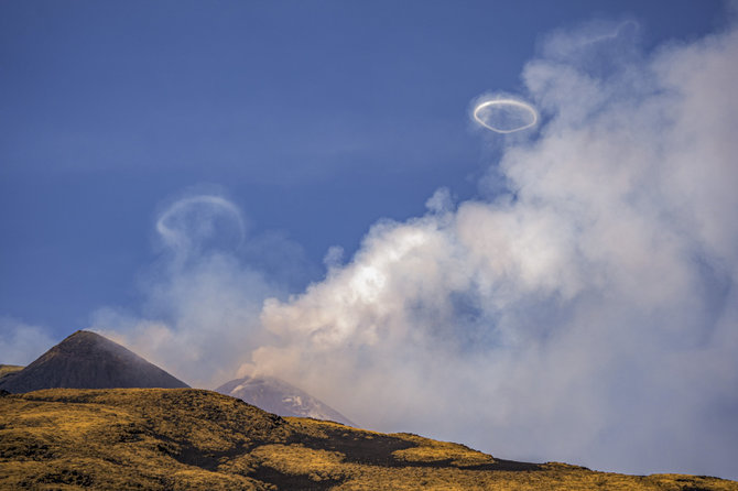 „Scanpix“/AP nuotr. / Etnos ugnikalnis išpūtė milžiniškus dūmų žiedus