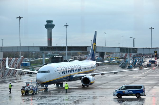 Shutterstock nuotr. / „Ryanair“ lėktuvas Londono Stanstedo oro uoste (asociatyvi nuotr.)
