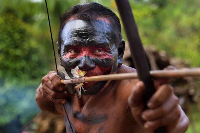 AFP/„Scanpix“ nuotr. / Vienos iš Amazonijos genčių narys