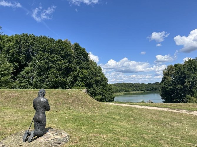 Pranešimo autorių nuotr. / Vainežerio dvaro parkas ir jame esanti E.Pliaterytei skirta skulptūra