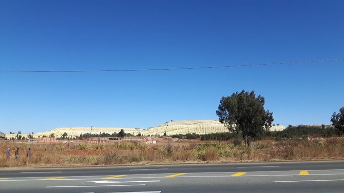 Asmeninio archyvo nuotr. / Aukso gavybos Pietų Afrikoje pasekmės: kasybos atliekų kalnai, rūgštaus vandens telkiniai, tarša sunkiaisiais metalais, karstinės smegduobės, socialinės problemos ir kt.