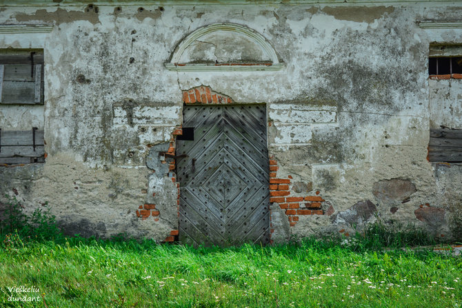 „Vieškeliu dundant“ nuotr. / Autentiškos Vinkšnupių dvaro svirno durys (Vilkaviškio r.)