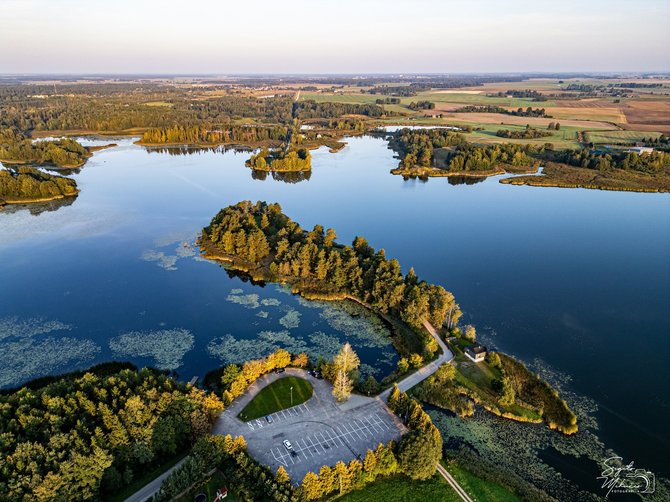 Sigito Mikučio nuotr. / Arimaičių ežeras ir Velžių piliakalnis