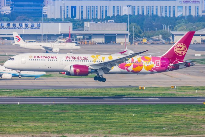 Shutterstock nuotr. / „Juneyao Airlines“ lėktuvas