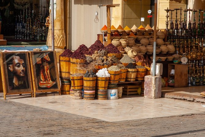 Shutterstock nuotr. / Suvenyrų parduotuvė turistinėje gatvėje Šarm aš Šeiche