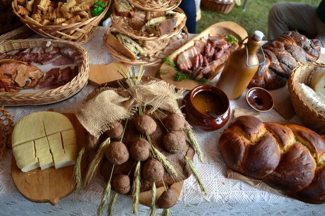 Alovės amatų kiemelio nuotr. / Pažintinė programa „Duonos kelias iki stalo“ Alovėje