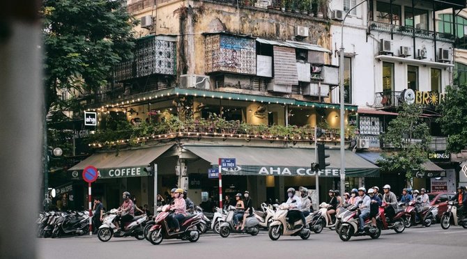 Tailandieciai.lt nuotr. / Motorolerių eismas Hanojuje, Vietname