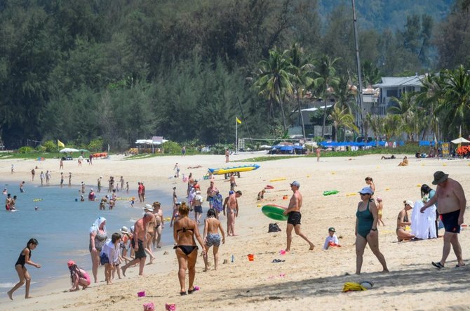 Tailandieciai.lt nuotr. / Puketo paplūdimiuose nereikėtų tikėtis ramybės