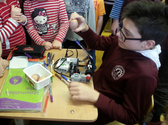 Matas 3-oje klasėje su savo sutvertu „Lego“ velykinių margučių marginimo aparatu