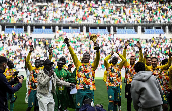 AFP nuotr./Senegalo futbolininkai su Afrikos čempionų taure