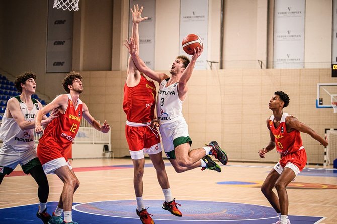 FIBA nuotr./Ispanų krepšį atakuoja Augustas Marčiulionis.