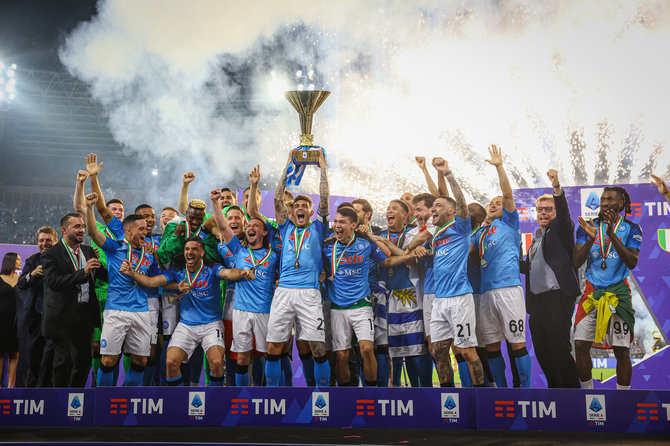 Foto zuma.com/Solo 8 mesi fa, il Napoli alzava sopra la testa la Coppa dei Campioni