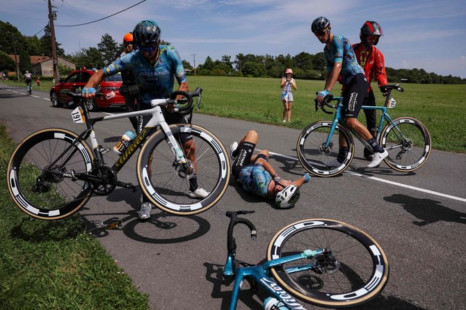 AFP nuotr./Markas Cavendishas pateko į griūtį 8-ajame „Tour de France“ etape.