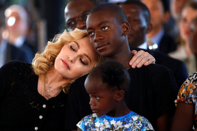 AFP/„Scanpix“ nuotr./Madonna su sūnumi Davidu Banda 