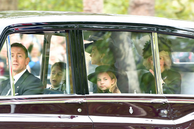 „Reuters“/„Scanpix“ nuotr./Velso princesė Catherine Middleton su vaikais George'u ir Charlotte bei karaliene konsorte Camilla