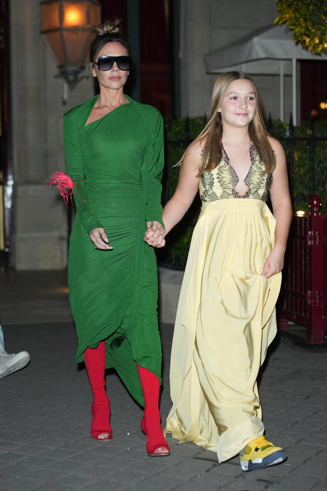 „Reuters“/„Scanpix“ nuotr./Victoria Beckham su dukra Paryžiaus mados savaitėje