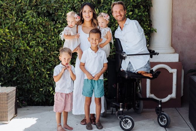 Asmeninio albumo nuotr./Nick Vujicic su šeima