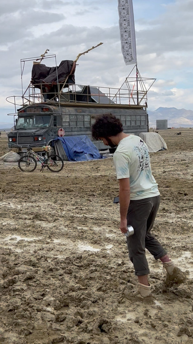AFP/„Scanpix“ nuotr./„Burning Man“ dalyviai po liūties įstrigo dykumoje