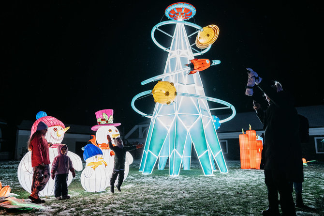 Manto Repečkos nuotr./Pakruojo šviesų festivalio atidarymas