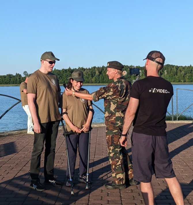 Asmeninio albumo nuotr./Ajanos Lolat ir Justo Pažarausko šaulių priesaika