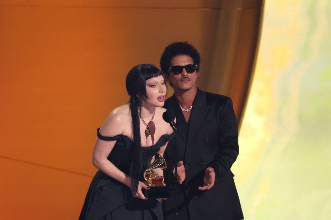 Vida Press nuotr./Lady Gaga ir Bruno Marsas